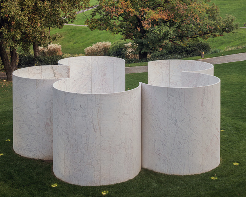 alt: "materialiedesign_ cantine_vini_architetture_design_visite_autunno_tsuyoshi_tane_marmomacc_piba_marmi_ca_del_bosco_franciacorta_installazione_sound_of_marble_marmo"
