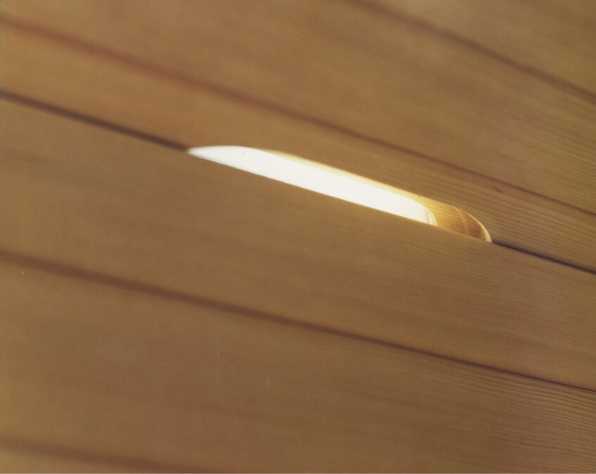 alt: "materialiedesign_sauna_effe_Auki_dettaglio_maniglia_filo"